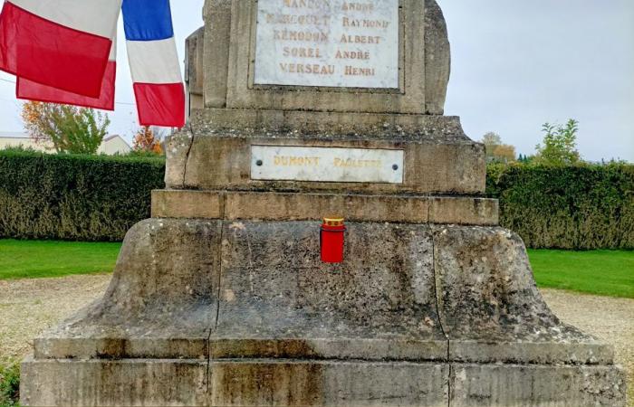 der Name einer Krankenschwester, eingraviert in das Kriegerdenkmal ihres Dorfes, 106 nach ihrem Tod während des Ersten Weltkriegs