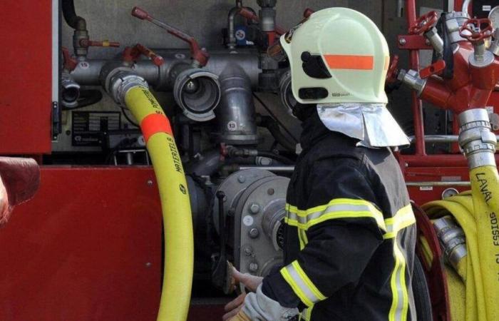 Ein durch einen Brand zerstörtes Haus in diesem Dorf in Côtes-d’Armor