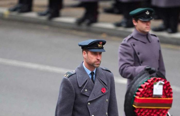 König Karl III. versammelt seine Familie am Gedenksonntag im Kenotaph