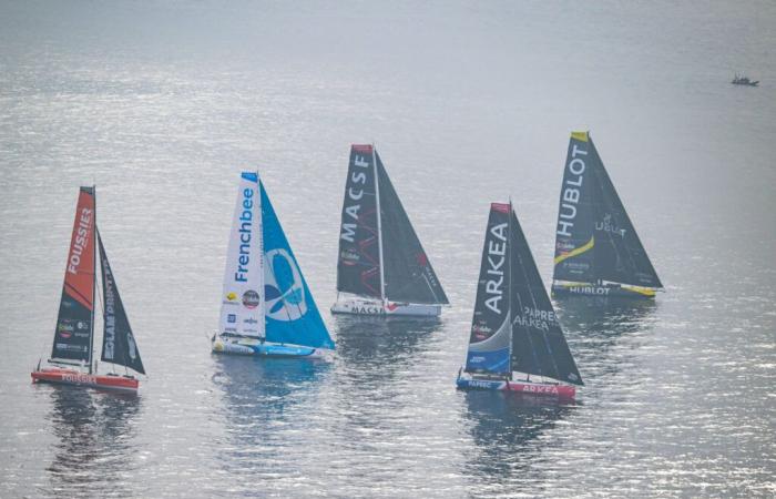 Skipper Sébastien Simon auf der Groupe Dubreuil beim Start in der Bucht