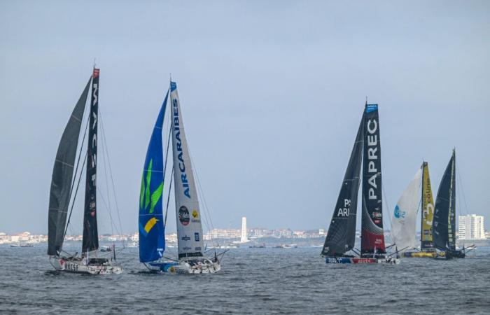 Skipper Sébastien Simon auf der Groupe Dubreuil beim Start in der Bucht