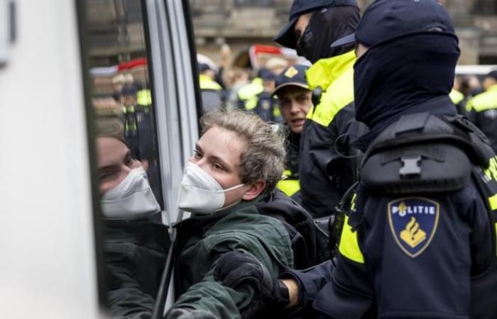 In Amsterdam löst die Polizei eine pro-palästinensische Demonstration auf und verhaftet Dutzende Menschen