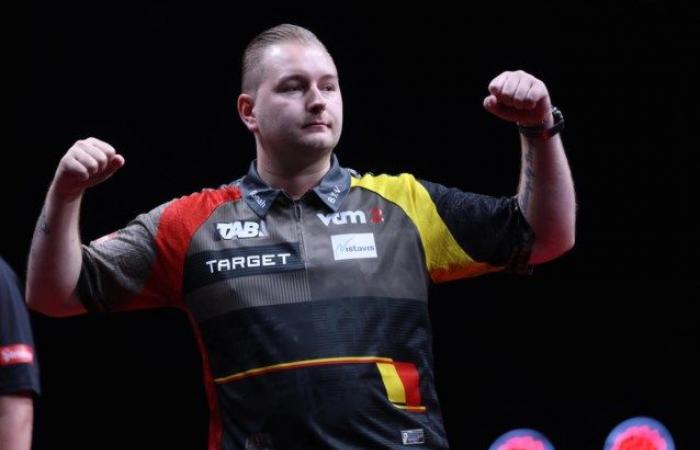 VIDEO. Dimitri Van den Bergh gewinnt das erste Match beim Grand Slam of Darts souverän, Mike De Decker fällt sofort