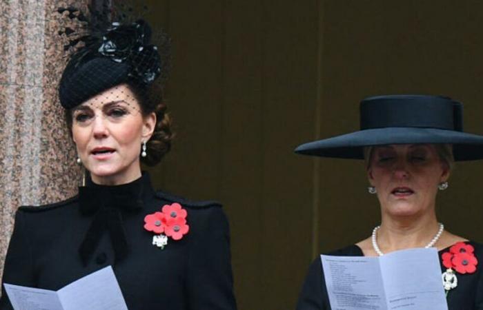 Kate Middleton, ganz in Schwarz und sehr würdevoll mit Prinz William und König Charles III für die Gedenkfeierlichkeiten zum Festival of Remembrance (FOTOS)