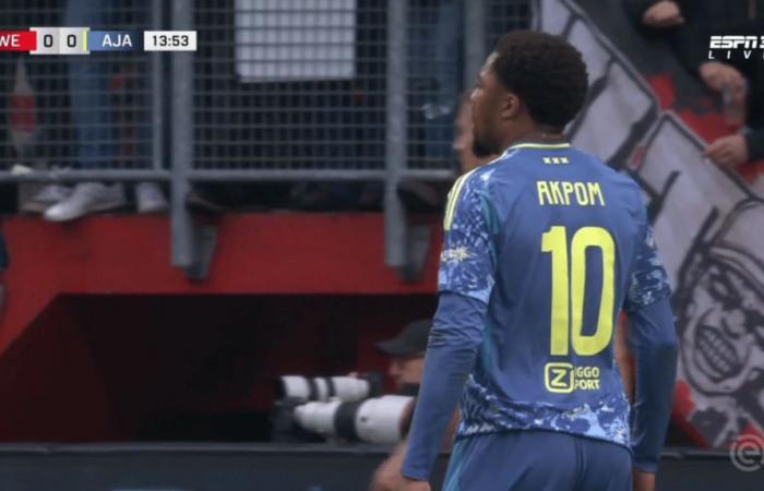 Diese sportliche Geste wird Chuba Akpom und Ajax gegen den FC Twente teuer zu stehen kommen