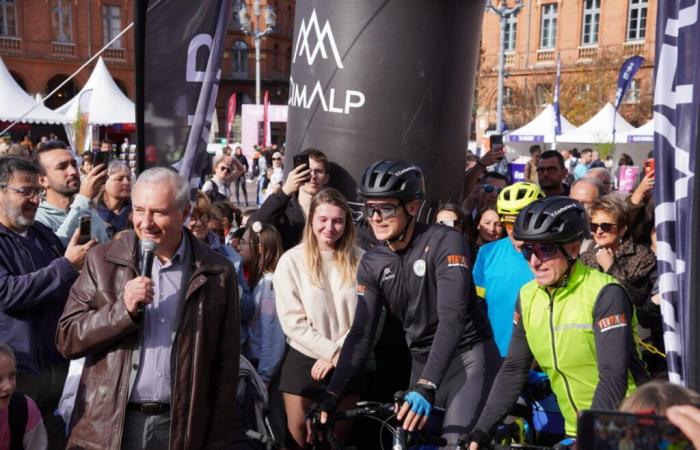 Toulouse. Vater und Sohn machen sich mit dem Fahrrad vom Kapitol auf den Weg zu ihrer unglaublichen Weltreise