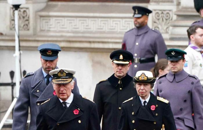 König Karl III. versammelt seine Familie am Gedenksonntag im Kenotaph