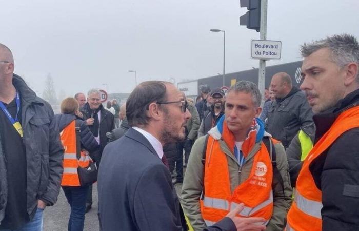 Er trägt bei Michelin eine Sonnenbrille, dieser Abgeordnete greift ihn an und entschuldigt sich