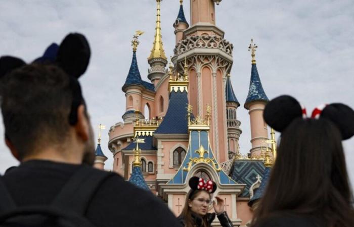 „Ist das wirklich ein großer Witz?“ Disneyland Paris erhebt jetzt Gebühren für die besten Plätze, um die Parade zu sehen