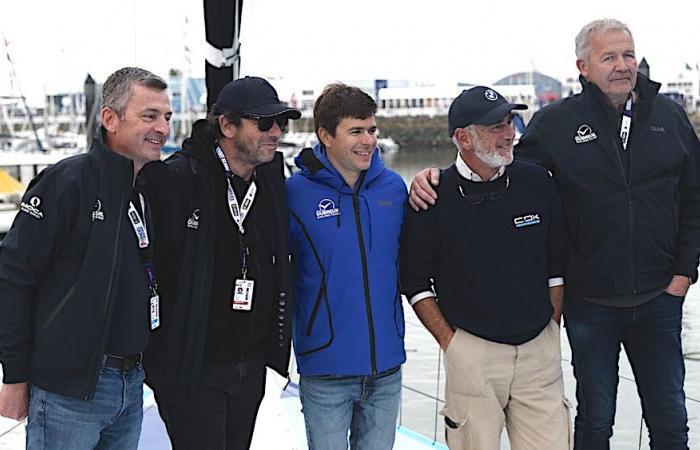 Skipper Sébastien Simon auf der Groupe Dubreuil beim Start in der Bucht