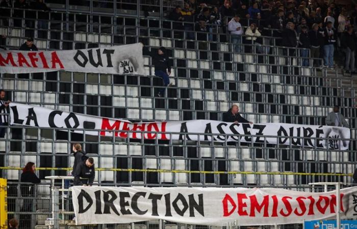 „Sie haben uns nicht verdient“: Charleroi-Fans sind wütend und toben sich auf der Tribüne gegen Westerlo aus