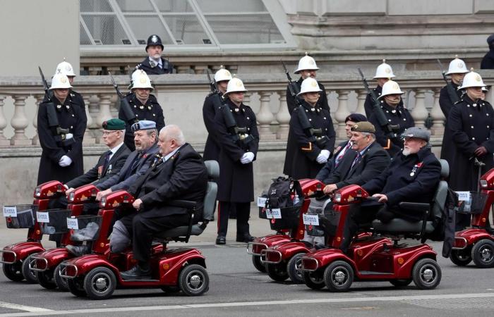 König Karl III. würdigt britische Soldaten im Beisein von Prinzessin Kate