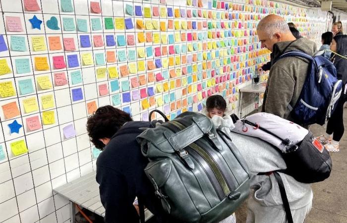 Nach der Wahl von Donald Trump kehrt die „Post-it-Therapie“ in der New Yorker U-Bahn zurück