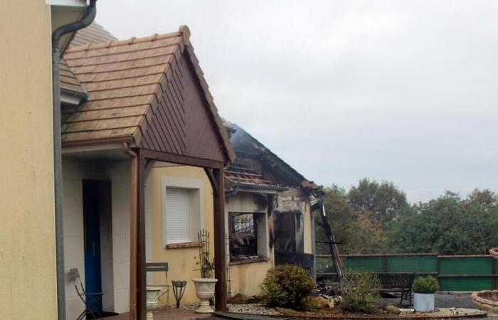 Die Garage brennt im Beisein des Eigentümers: Sein Haus wird von der Feuerwehr gerettet