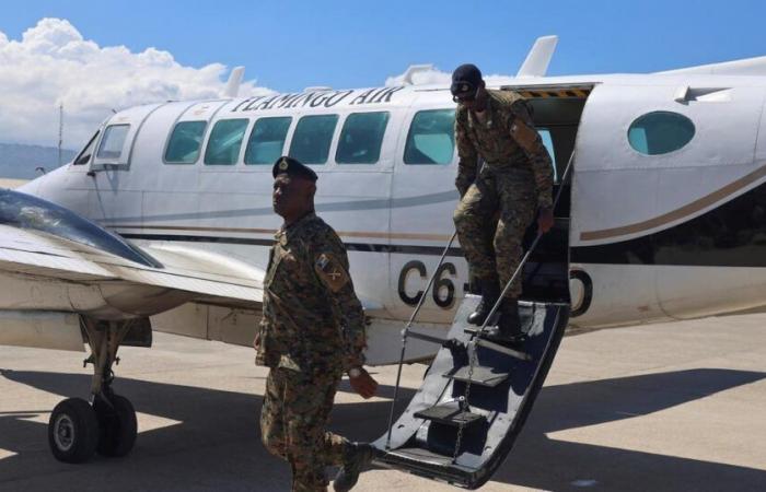 Ein Verkehrsflugzeug auf dem Weg nach Port-au-Prince wurde von Schüssen getroffen