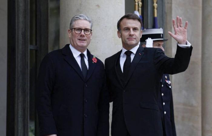 Emmanuel Macron gedenkt des Waffenstillstands von 1918 mit Keir Starmer