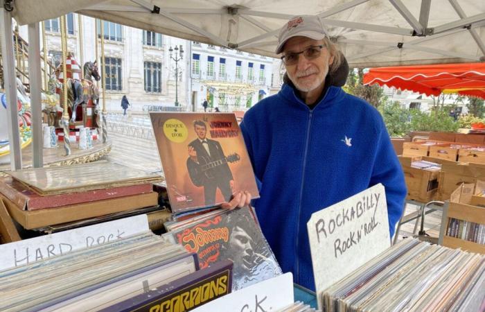 Junge Leute lieben seine Platten auf dem Büchermarkt in Orléans