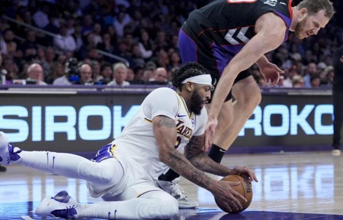 Anthony Davis von den Lakers musste wegen einer schmerzhaften Augenverletzung pausieren, als er den Dunk-Versuch von Jakob Poeltl blockte