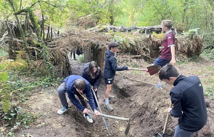 Mittelschüler aus der Gironde graben Schützengräben und simulieren einen Angriff, um die Hölle des Krieges besser zu verstehen