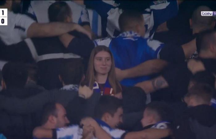 Dieser Barcelona-Fan, umgeben von Fans von Real Sociedad, hatte auf der Tribüne keinen Spaß