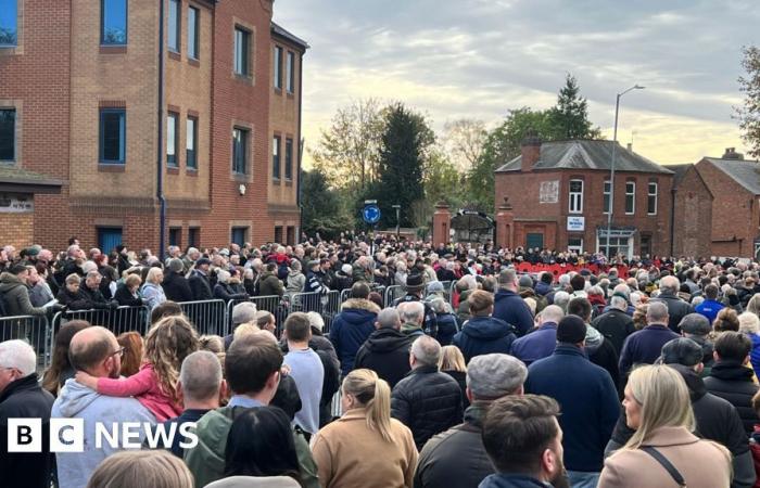 Tausende versammeln sich in Bedworth, um die Feierlichkeiten zum Tag des Waffenstillstands zu begehen