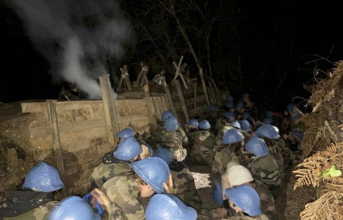 Mittelschüler aus der Gironde graben Schützengräben und simulieren einen Angriff, um die Hölle des Krieges besser zu verstehen