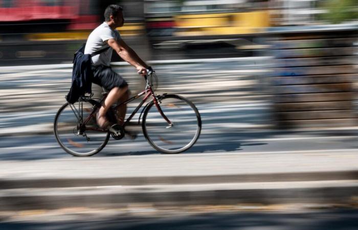 In Paris wurde ein Busfahrer entlassen, weil er einen Radfahrer eingeschüchtert hatte