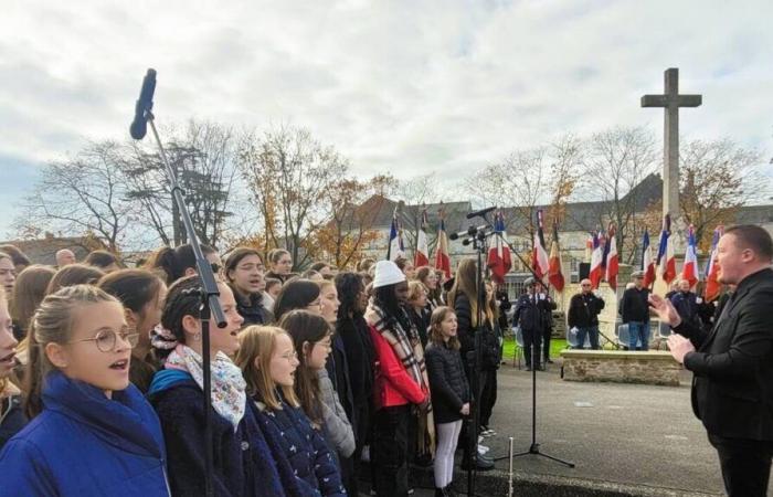 11. November. La Marseillaise, gesungen von 60 Mittelschülern aus Cholet und Saint-Germain-sur-Moine