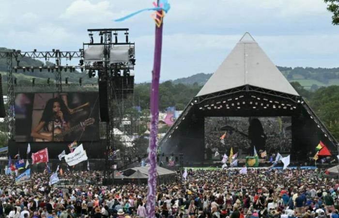 Glastonbury-Fans sind davon überzeugt, dass sie einen Headliner „ausgearbeitet“ haben, nachdem ein großer US-Star einen Auftritt in Großbritannien gebucht hat, der seinen Auftritt „verrät“.