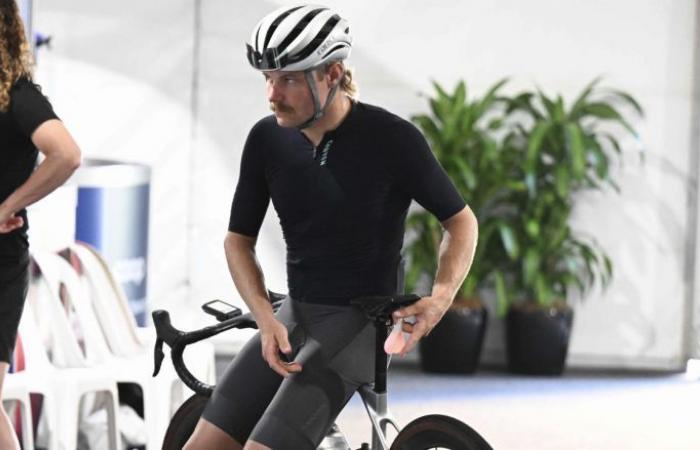 Radfahren. Sport – Valteri Bottas, der Formel-1-Fahrer, absolvierte einen Iron Man … zu Hause