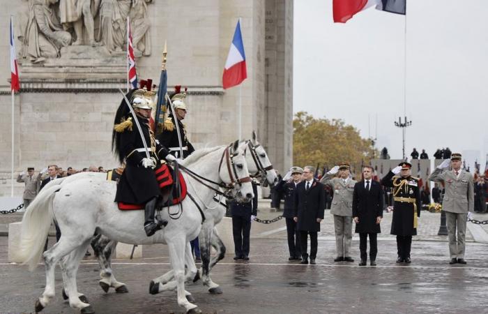 Emmanuel Macron und der britische Premierminister gedenken des Waffenstillstands auf den Champs-Élysées