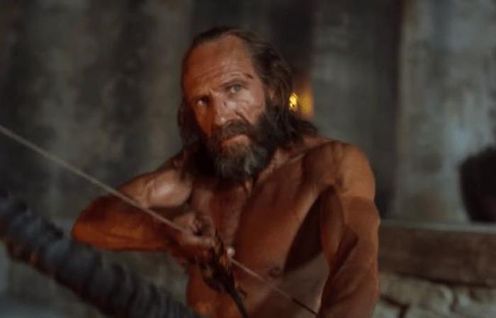 Ralph Fiennes ist ein Odysseus ohne Hemd