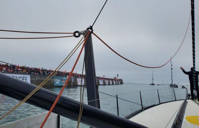 IN BILDERN – „Es gibt eine verrückte Welt“: Erleben Sie die Abreise von Jean le Cam an Bord seiner Imoca zu seinem 6. Vendée Globe