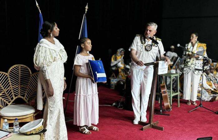 Taslima Soulaimana, ausgezeichnet mit der Medaille des Nationalen Verdienstordens