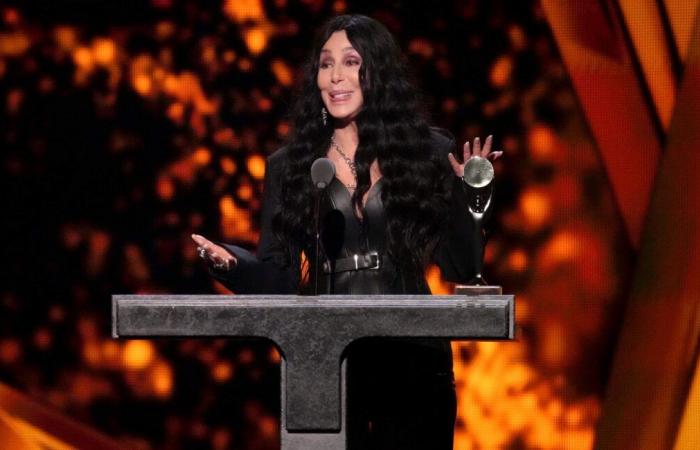 Cher behauptet, John Lennon habe sich „nackt ausgezogen“ und sei in den Pool der Playboy Mansion gesprungen