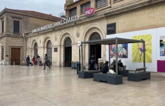 die Not der Fahrgäste auf der Bahnstrecke Paris-Lyon-Marseille aufgrund der Arbeiten