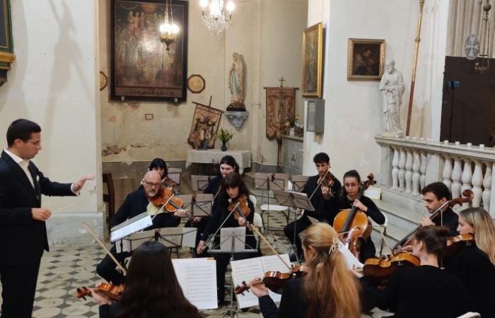 Das italienische Orchester von Lucca macht Halt in Belgodère in der Balagne