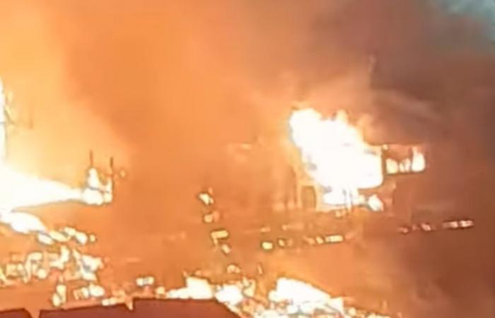 Durch Flammen zerstörte Chalets, Explosionen von Gasflaschen … der Weihnachtsmarkt von Barcarès wurde von einem beeindruckenden Feuer heimgesucht