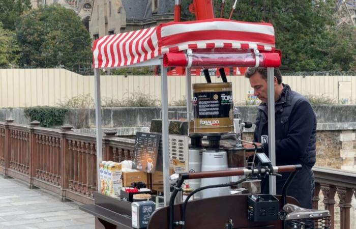 In Paris beschwert sich dieser Straßenverkäufer darüber, dass er grundlos rausgeschmissen wurde