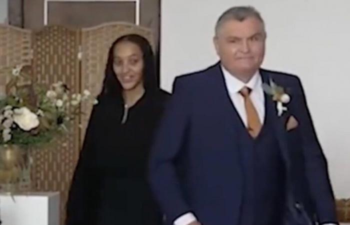 Ein Vater vergisst seine Tochter am Hochzeitstag und geht alleine zum Traualtar (Video)