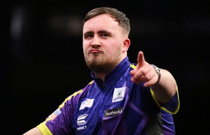 Luke Littler spielt den Showman beim Grand Slam of Darts, als er den rekordverdächtigen 9-Darter um Millimeter verpasst