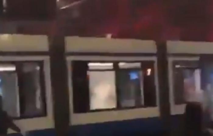 Hunderte Jugendliche waren an diesem Montagabend auf der Straße, eine Straßenbahn brannte