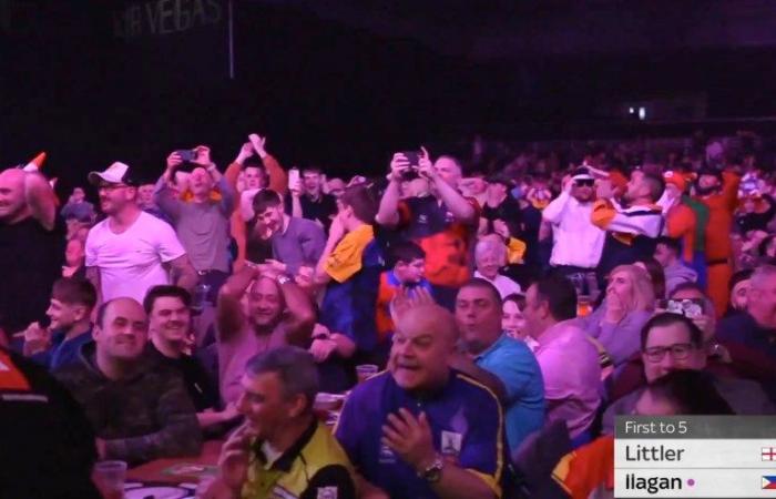 Luke Littler spielt den Showman beim Grand Slam of Darts, als er den rekordverdächtigen 9-Darter um Millimeter verpasst