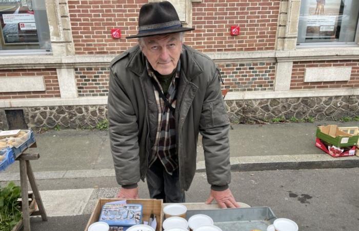 Mit 80 Jahren verkauft er die Produktion seiner schwarzen Bienen auf dem größten Markt in Orne