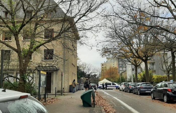 Mann stirbt nach Messerstecherei, Angreifer flieht