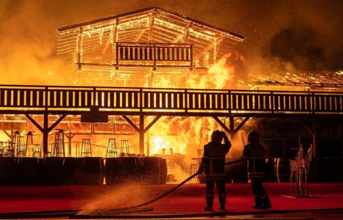 In Barcarès das beeindruckende Feuer eines der schönsten Weihnachtsdörfer Frankreichs