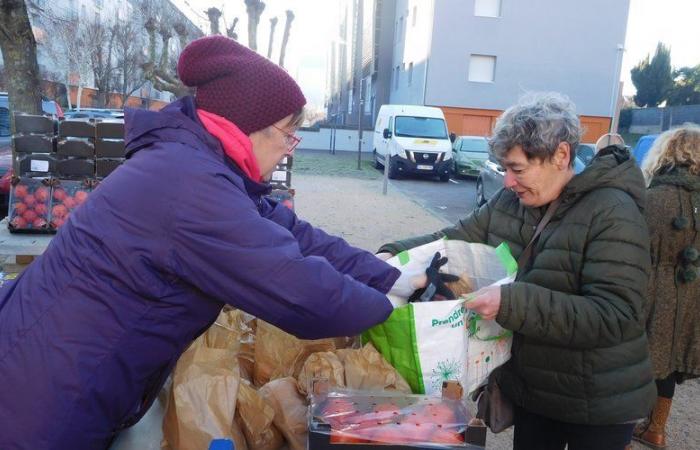 Verkauf von Orangen für 1 Euro pro Kilo, um die hohen Lebensmittelpreise anzuprangern