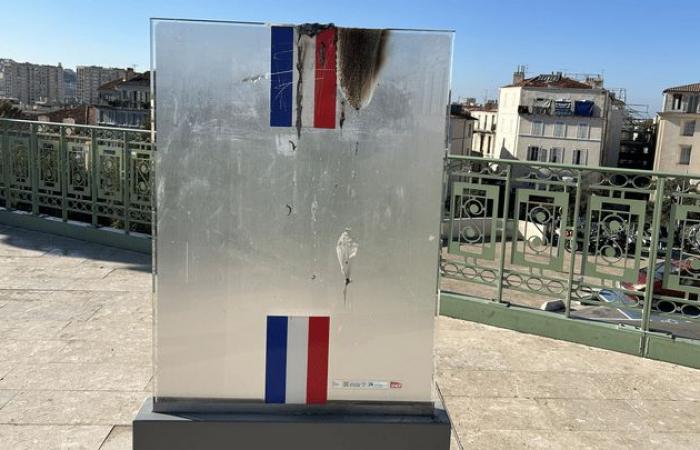 Ein Obdachloser, der verdächtigt wird, die Stele des Anschlags auf den Bahnhof Saint-Charles entstellt zu haben, wurde in Marseille festgenommen