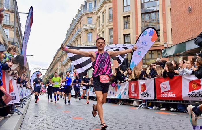 VIDEO. „Ich möchte wirklich, dass die Leute es versuchen“, die verrückte Herausforderung eines Studenten, den Marathon in Sandalen zu laufen