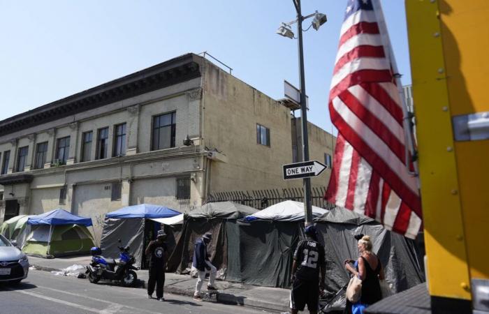 Ein Mann liegt seit sechs Monaten nackt unter dem Boden eines Hauses in der Nähe von Los Angeles